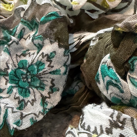 Floral Patterned Scarf in Green and Gray - Picture 3 of 4